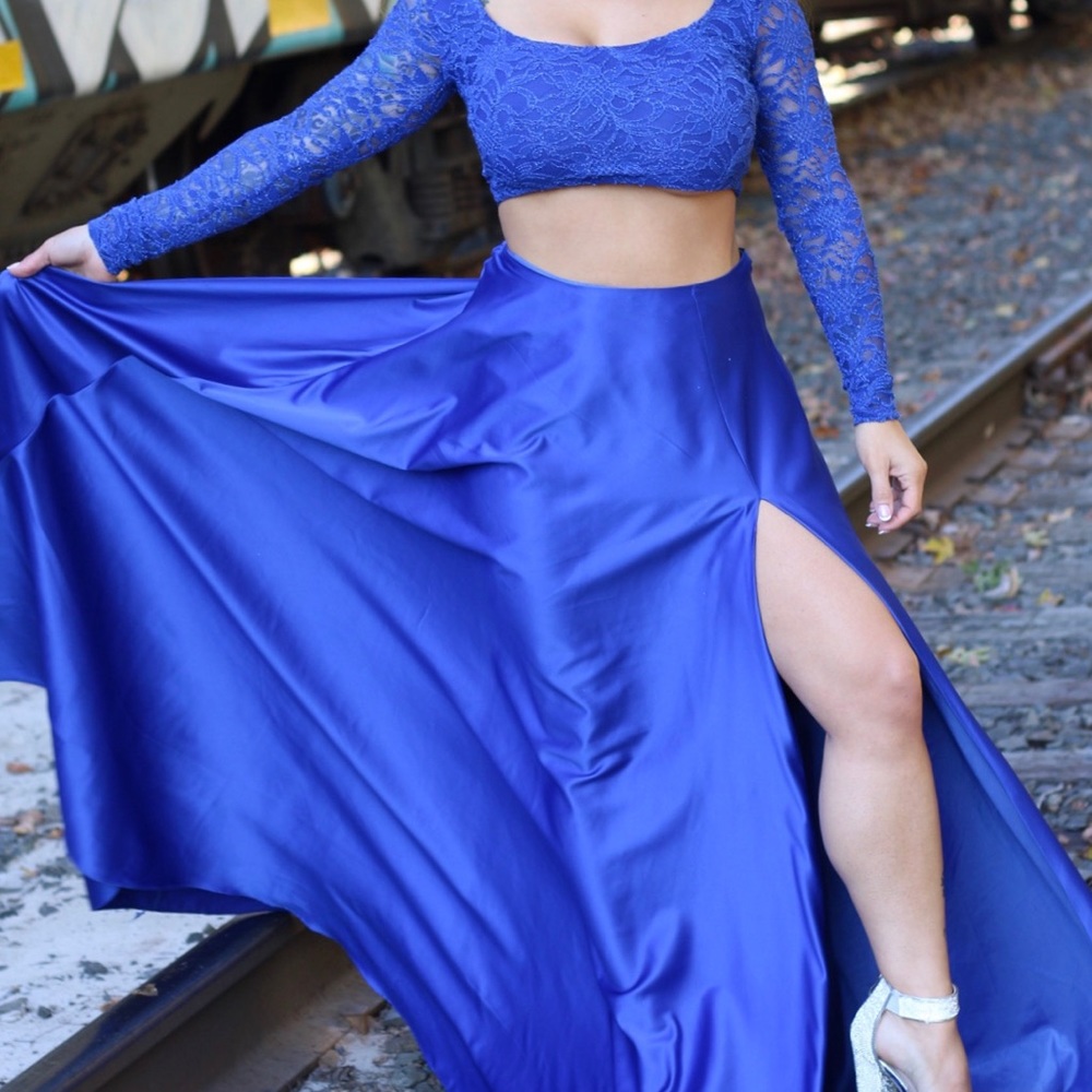 Two piece beautiful royal blue dress. In small.